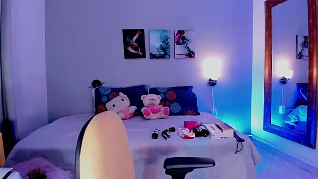 KimTaylorW online show from July 8, 2026, 2:38 am