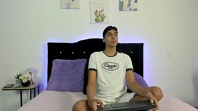 Snapshot of Eros_Lux chatting on March 6, 2026, 4:03 pm Eros Lux online show from March 6, 2026, 4:03 pm