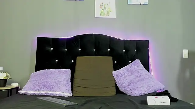 Snapshot of Eros_Lux chatting on April 8, 2026, 12:27 pm Eros Lux online show from April 8, 2026, 12:27 pm