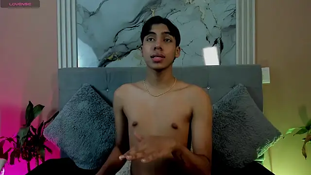 Snapshot of Eros_Lux chatting on April 15, 2026, 3:08 pm Eros Lux online show from April 15, 2026, 3:08 pm