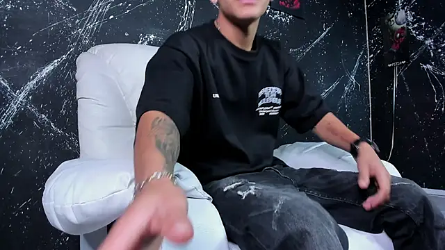 Snapshot of DylanRoyce_ chatting on March 3, 2026, 12:33 pm DylanRoyce online show from March 3, 2026, 12:33 pm