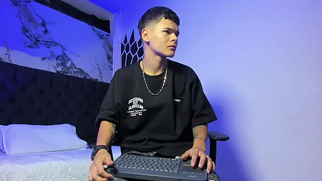 Snapshot of DylanRoyce_ chatting on March 11, 2026, 12:44 pm DylanRoyce online show from March 11, 2026, 12:44 pm