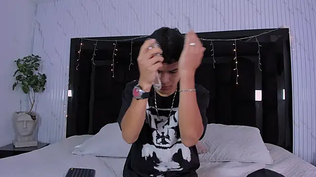 Snapshot of DylanRoyce_ chatting on March 25, 2026, 12:44 pm DylanRoyce online show from March 25, 2026, 12:44 pm