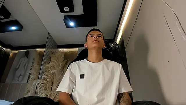 Snapshot of DylanRoyce_ chatting on April 4, 2026, 12:13 pm DylanRoyce online show from April 4, 2026, 12:13 pm