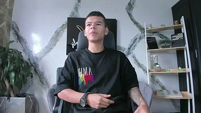 Snapshot of DylanRoyce_ chatting on April 5, 2026, 12:35 pm DylanRoyce online show from April 5, 2026, 12:35 pm