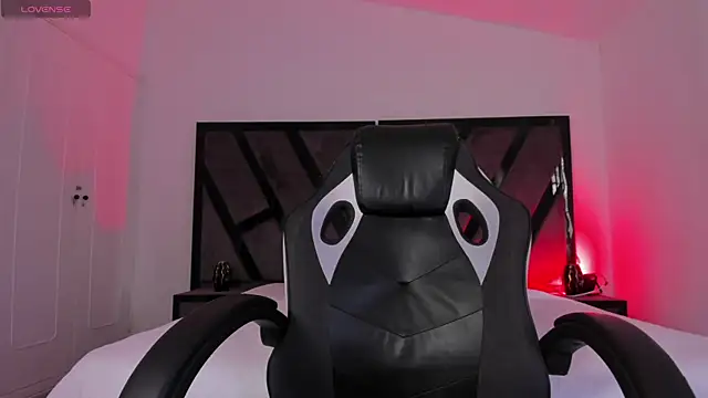 Snapshot of DylanRoyce_ chatting on April 6, 2026, 12:39 pm DylanRoyce online show from April 6, 2026, 12:39 pm