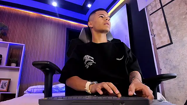 Snapshot of DylanRoyce_ chatting on April 7, 2026, 12:16 pm DylanRoyce online show from April 7, 2026, 12:16 pm