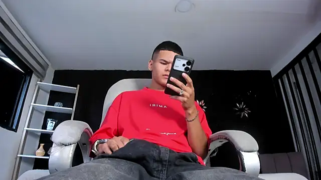 Snapshot of DylanRoyce_ chatting on April 9, 2026, 12:54 pm DylanRoyce online show from April 9, 2026, 12:54 pm