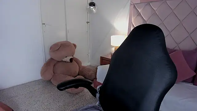 dulce lyraa1 online show from March 19, 2026, 4:38 am