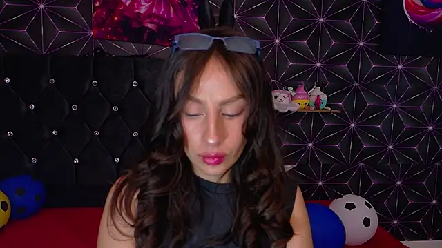 Miis Beella online show from July 9, 2026, 12:53 pm