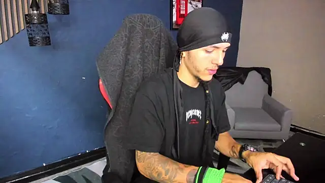 DanteLuxx online show from April 6, 2026, 3:26 am