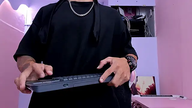 DanteLuxx online show from April 16, 2026, 3:51 am