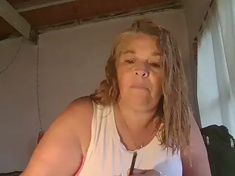 momismilf544 online show from April 4, 2026, 8:28 pm