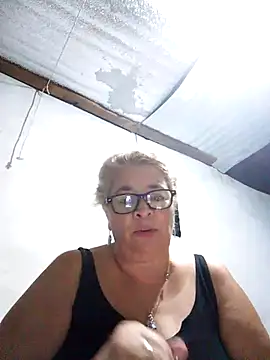 momismilf544 online show from April 11, 2026, 11:31 pm