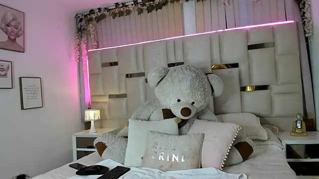 Hanna klover online show from April 11, 2026, 4:06 am