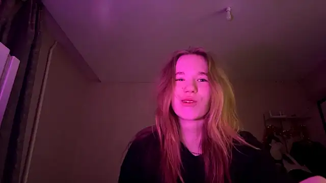 LeomaJee online show from April 12, 2026, 6:24 pm