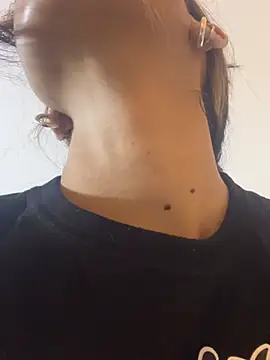 VioletaHills  online show from April 6, 2026, 12:17 pm