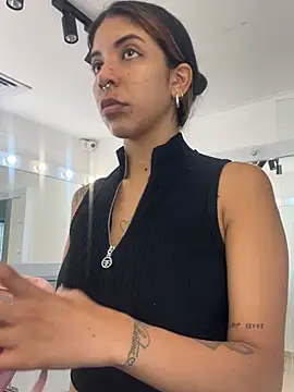 VioletaHills  online show from May 6, 2026, 12:32 pm