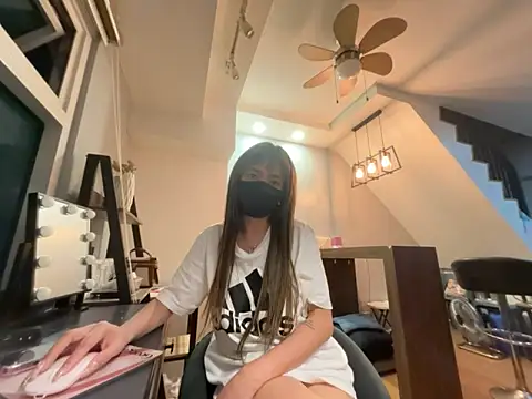 strawberryblossom93 online show from April 4, 2026, 4:26 pm