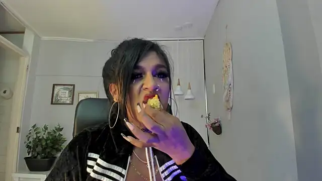 Nahomy Collins  online show from March 31, 2026, 7:36 pm