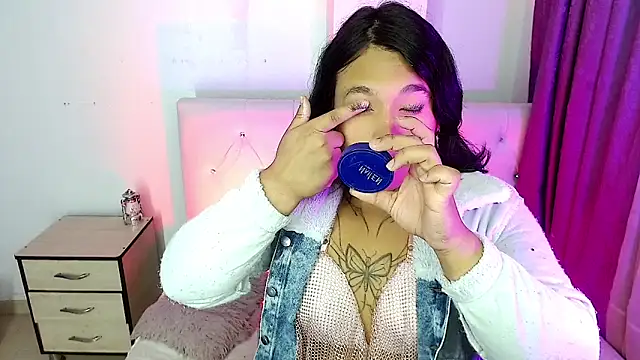 Snapshot of isadoraqueeen chatting on April 15, 2026, 7:32 pm isadoraqueeen online show from April 15, 2026, 7:32 pm