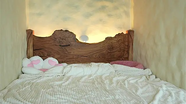 cyberl0ve  online show from April 8, 2026, 11:32 am