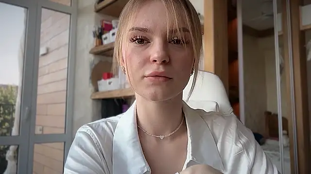 cyberl0ve  online show from April 11, 2026, 1:15 pm