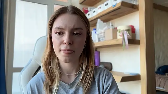 cyberl0ve  online show from April 16, 2026, 1:56 pm