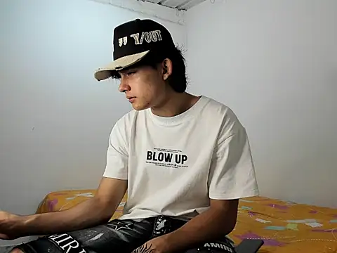 Snapshot of monky_0002 chatting on May 8, 2026, 3:39 pm monky 0002 online show from May 8, 2026, 3:39 pm