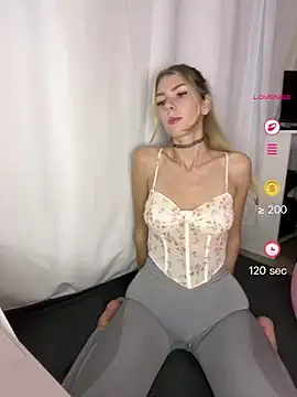 SoniaXOXO online show from May 5, 2026, 4:37 pm