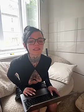 SkinnyLilly online show from May 21, 2026, 3:30 pm