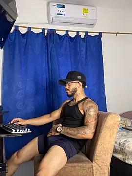 Snapshot of Kenny_romano chatting on March 4, 2026, 12:22 pm Kenny romano online show from March 4, 2026, 12:22 pm