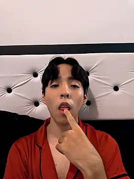 Lucca  555 online show from March 25, 2026, 9:32 pm