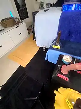 FantasyMan-BiWM online show from April 10, 2026, 1:22 am