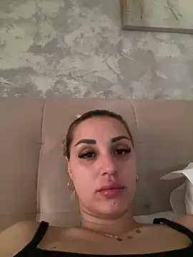 Giullyaxxx online show from April 8, 2026, 9:42 am