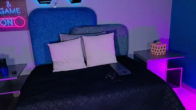 MiiaCullens online show from March 28, 2026, 12:05 pm