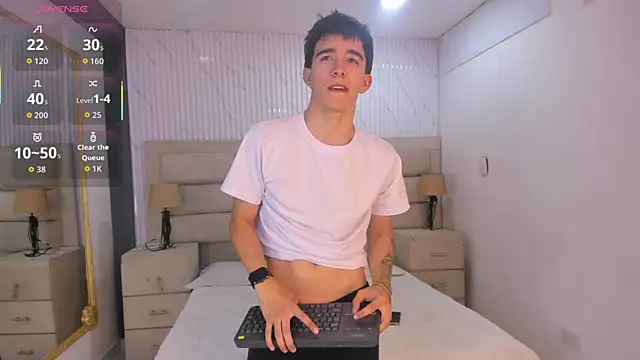 TylerCross  online show from April 22, 2026, 8:32 pm