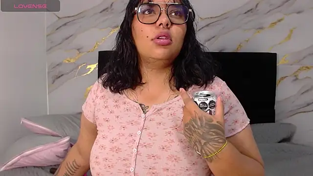 scarletth jhonsom1 online show from April 15, 2026, 6:26 pm