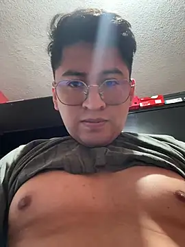 Snapshot of GoldenM95 chatting on July 18, 2026, 1:43 am GoldenM95 online show from July 18, 2026, 1:43 am