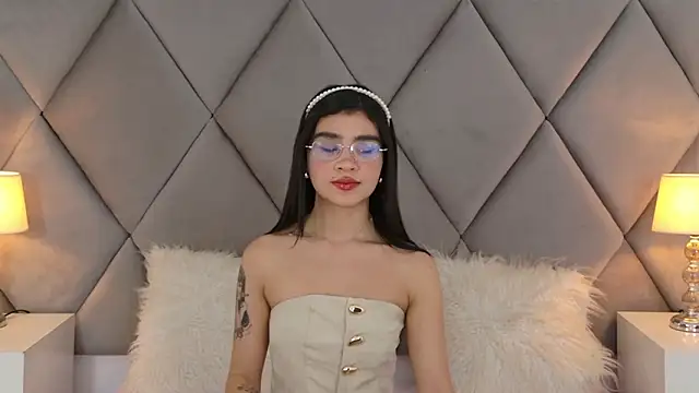 Snapshot of OliviaDiaz chatting on May 17, 2026, 8:05 pm OliviaDiaz online show from May 17, 2026, 8:05 pm