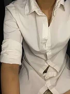 -Lilyn- online show from April 12, 2026, 4:56 pm