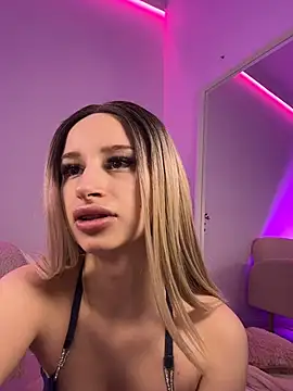 ScarletFlameee online show from April 10, 2026, 5:23 am