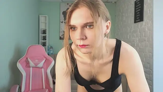 LoralAvery online show from April 17, 2026, 6:38 am