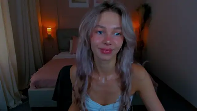 Snapshot of LuluAlis chatting on July 8, 2026, 2:43 pm LuluAlis online show from July 8, 2026, 2:43 pm