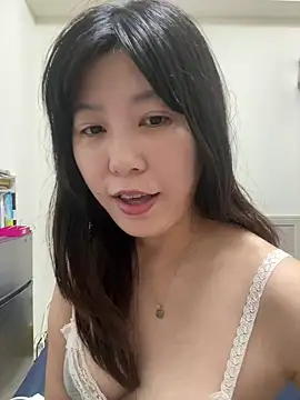 Snapshot of vivi131927 chatting on May 18, 2026, 5:19 pm vivi131927 online show from May 18, 2026, 5:19 pm