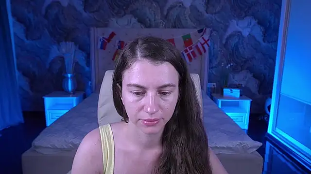 LittleJulii online show from July 8, 2026, 7:18 pm