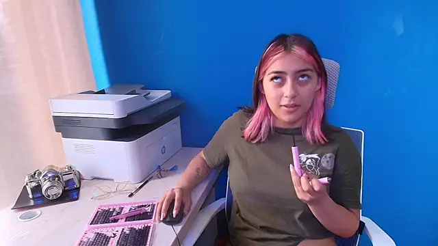 PinkyyPieee  online show from April 8, 2026, 3:01 pm