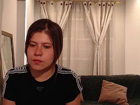 Moonna linnda online show from March 18, 2026, 1:47 pm