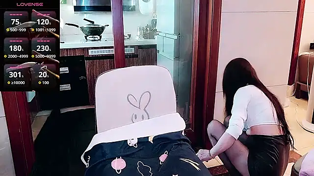 nuanuanbaobei online show from April 18, 2026, 6:28 am