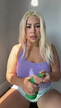 mxmxee online show from April 22, 2026, 2:18 pm